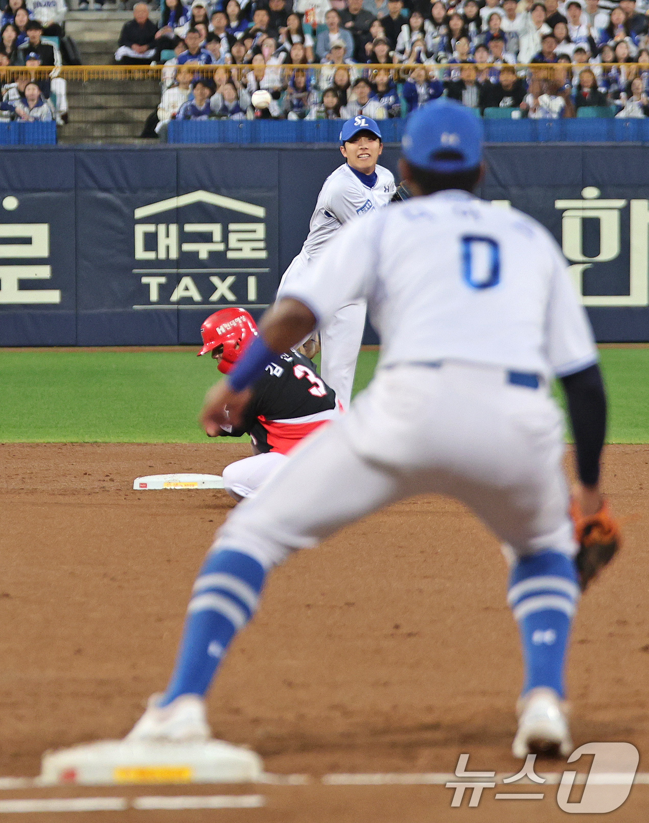 (대구=뉴스1) 장수영 기자 = 25일 오후 대구 삼성라이온즈파크에서 열린 프로야구 '2024 신한 SOL 뱅크 KBO 포스트시즌' 한국시리즈 3차전 KIA 타이거즈와 삼성 라이온 …