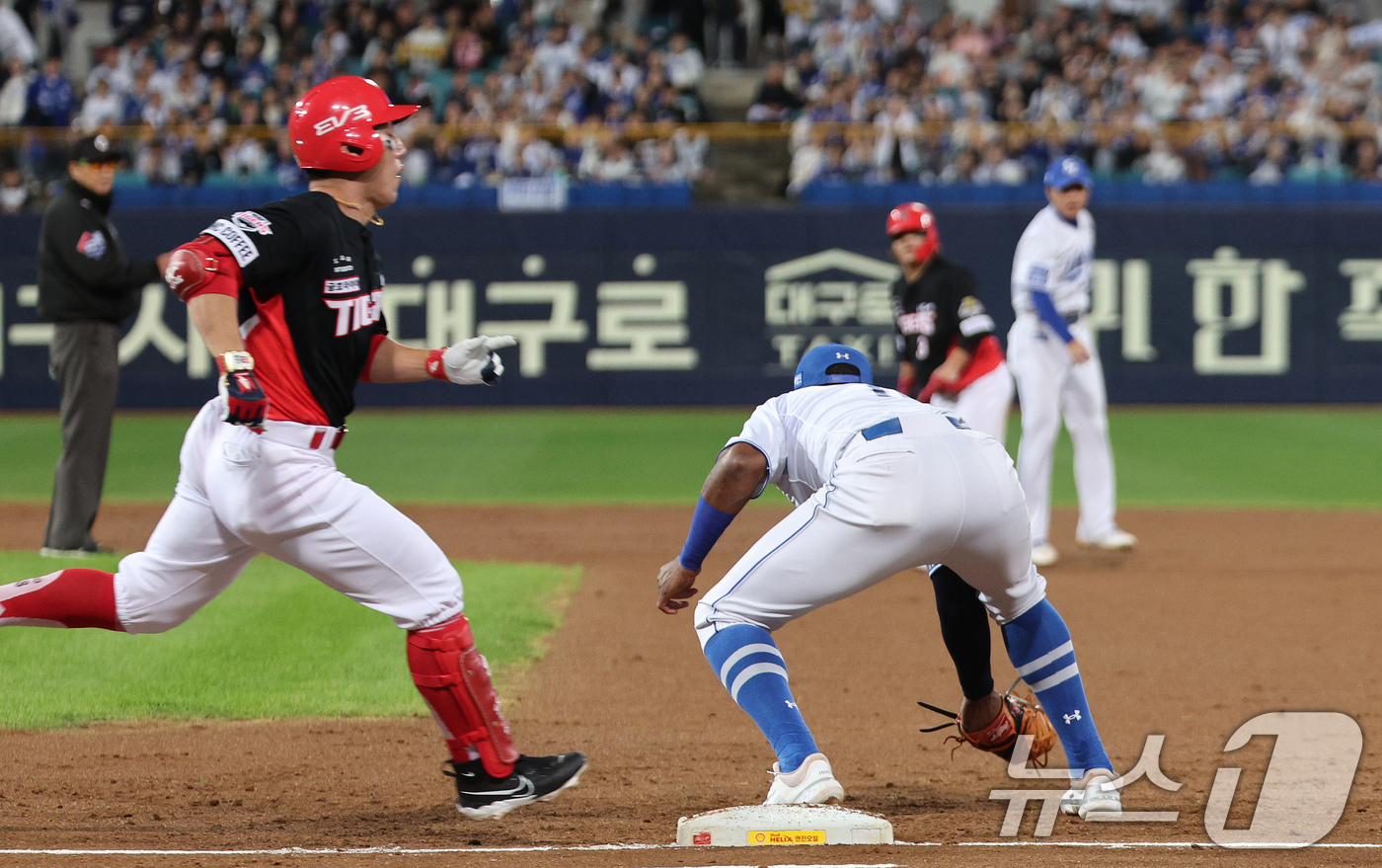 (대구=뉴스1) 장수영 기자 = 25일 오후 대구 삼성라이온즈파크에서 열린 프로야구 '2024 신한 SOL 뱅크 KBO 포스트시즌' 한국시리즈 3차전 KIA 타이거즈와 삼성 라이온 …