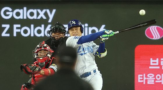 팀의 첫 안타 신고하는 김헌곤