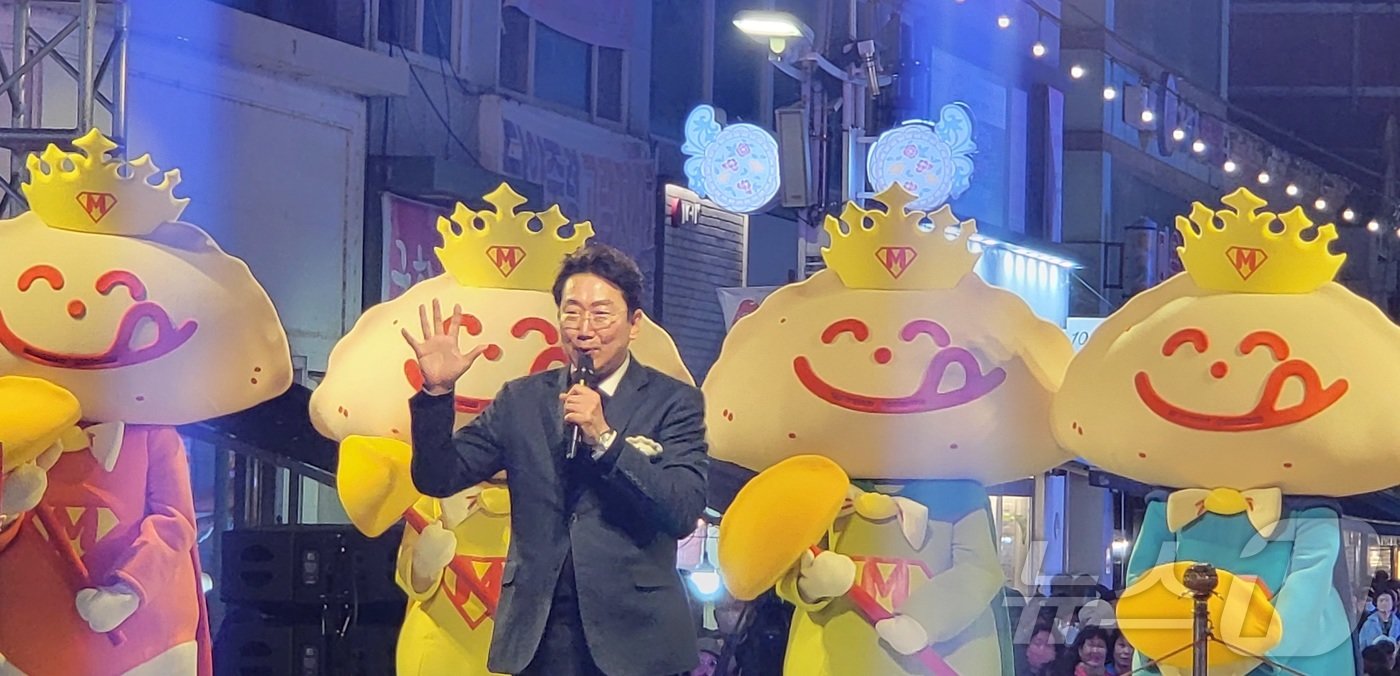 본문 이미지 - &#39;2024 원주 만두축제&#39;가 지난 25일 강원 중앙동 전통시장과 문화의 거리, 지하상가 일대에서 열리는 모습. 2024.10.25/뉴스1 ⓒ News1 신관호 기자