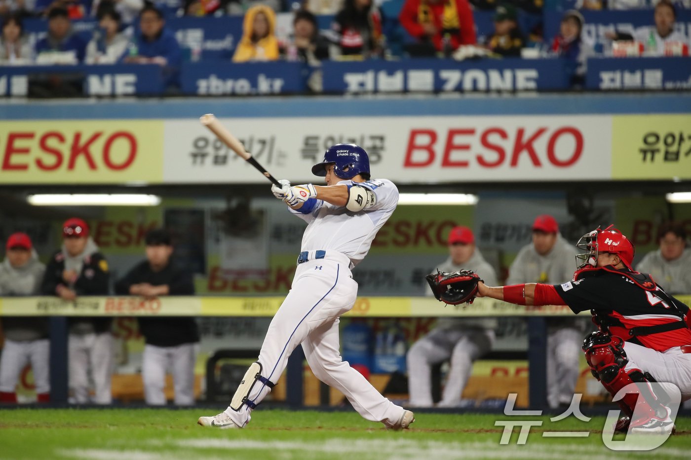 25일 오후 대구 삼성라이온즈파크에서 열린 프로야구 &#39;2024 신한 SOL 뱅크 KBO 포스트시즌&#39; 한국시리즈 3차전 KIA 타이거즈와 삼성 라이온즈의 경기, 3회말 1사 주자 없는 상황 삼성 8번타자 이성규가 좌중간 담장 넘어가는 1점 홈런을 치고 있다. 2024.10.25/뉴스1 ⓒ News1 공정식 기자