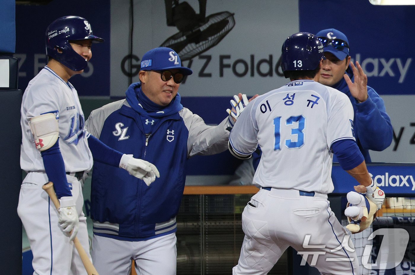 본문 이미지 - 25일 오후 대구 삼성라이온즈파크에서 열린 프로야구 '2024 신한 SOL 뱅크 KBO 포스트시즌' 한국시리즈 3차전 KIA 타이거즈와 삼성 라이온즈의 경기 3회말 삼성 공격 1사 상황에서 이성규가 선취점을 올리는 솔로홈런을 친 뒤 박진만 감독과 하이파이브 하고 있다. 2024.10.25/뉴스1 ⓒ News1 장수영 기자