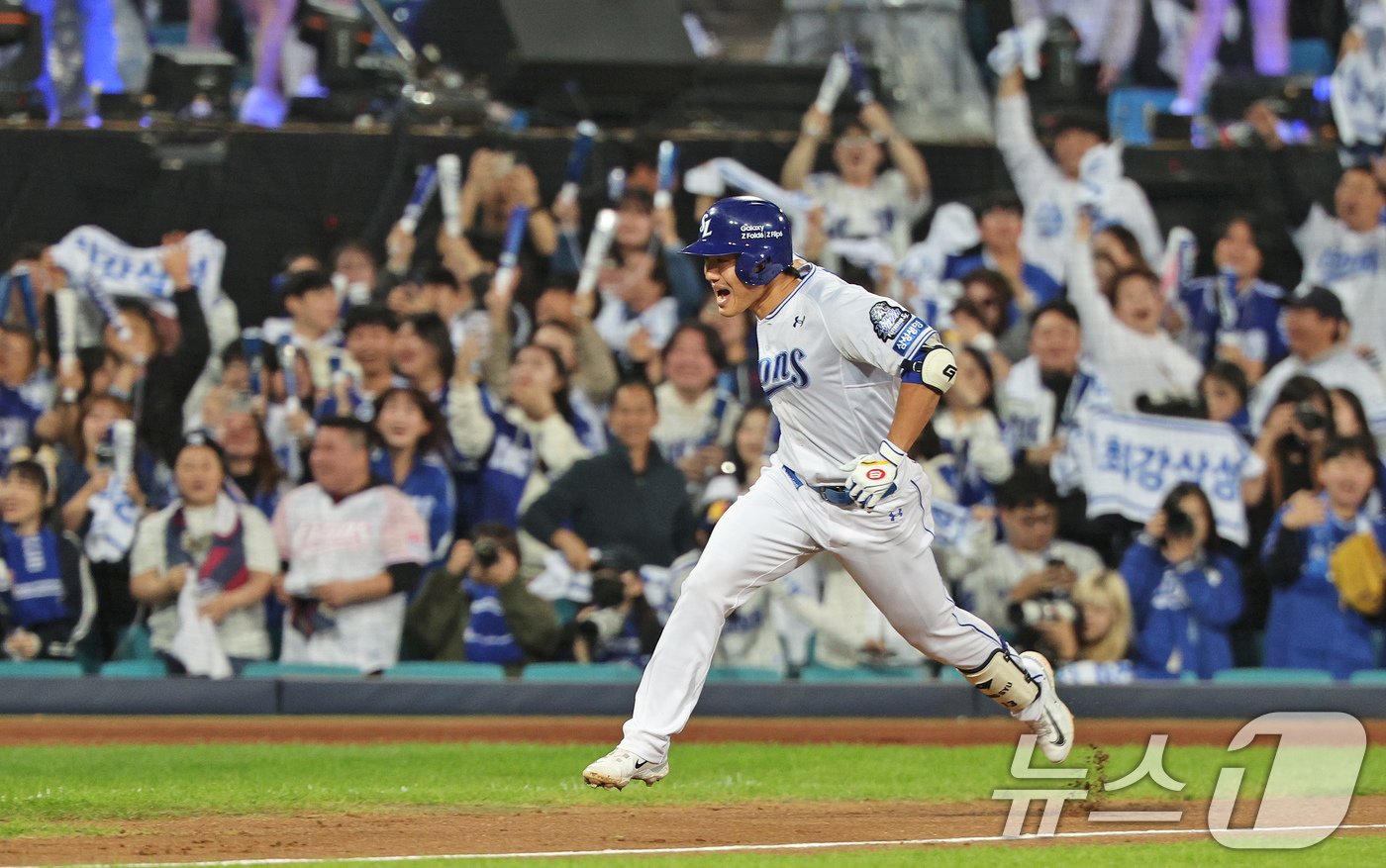 25일 오후 대구 삼성라이온즈파크에서 열린 프로야구 &#39;2024 신한 SOL 뱅크 KBO 포스트시즌&#39; 한국시리즈 3차전 KIA 타이거즈와 삼성 라이온즈의 경기 3회말 삼성 공격 1사 상황에서 이성규가 선취점을 올리는 솔로홈런을 치며 베이스를 돌고 있다. 2024.10.25/뉴스1 ⓒ News1 장수영 기자