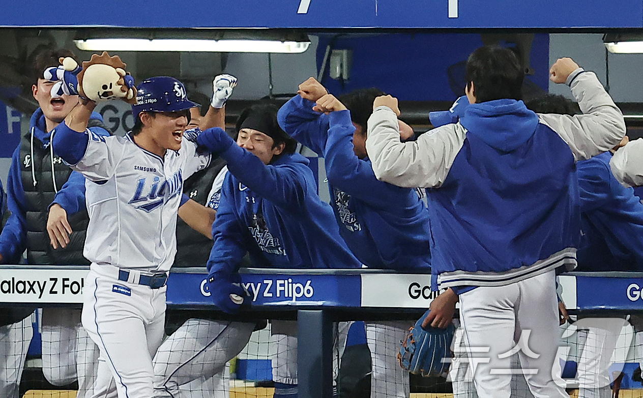 (대구=뉴스1) 김진환 기자 = 25일 오후 대구 삼성라이온즈파크에서 열린 프로야구 '2024 신한 SOL 뱅크 KBO 포스트시즌' 한국시리즈 3차전 KIA 타이거즈와 삼성 라이온 …