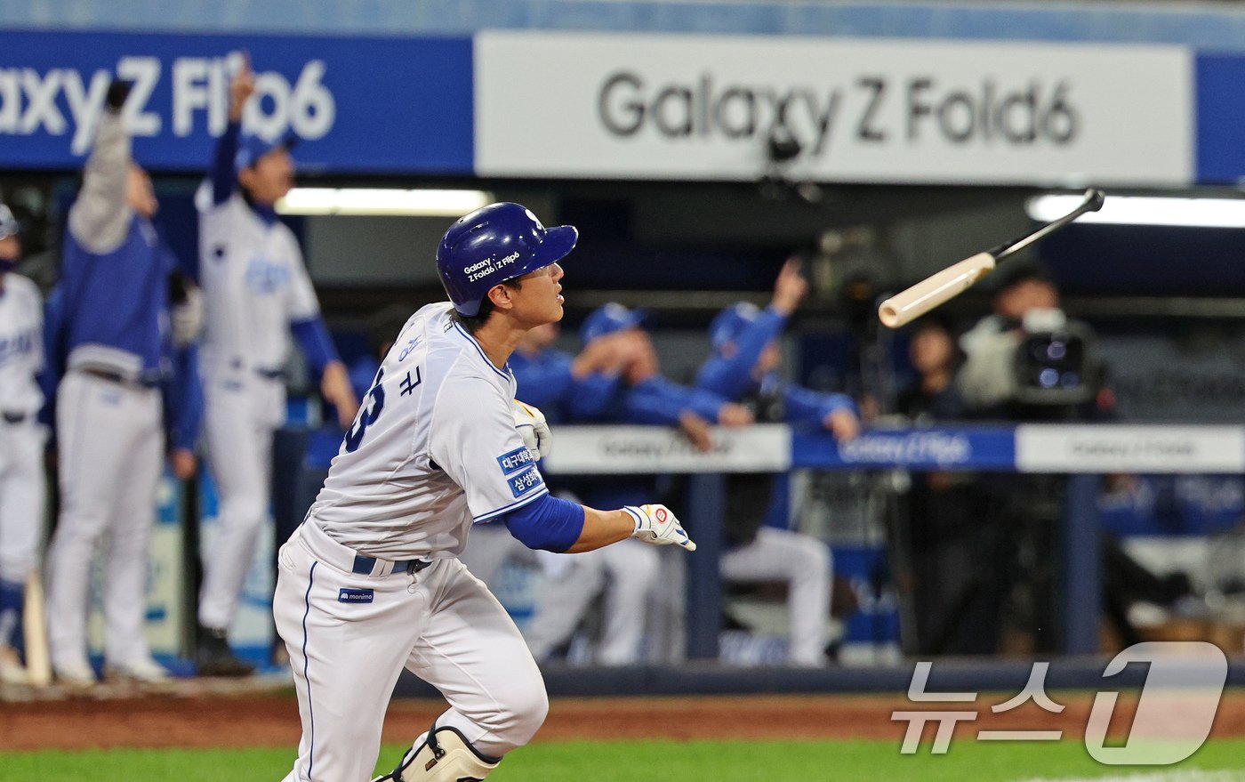 본문 이미지 - 25일 오후 대구 삼성라이온즈파크에서 열린 프로야구 '2024 신한 SOL 뱅크 KBO 포스트시즌' 한국시리즈 3차전 KIA 타이거즈와 삼성 라이온즈의 경기 3회말 삼성 공격 1사 상황에서 이성규가 선취점을 올리는 솔로홈런을 치고 있다. 2024.10.25/뉴스1 ⓒ News1 장수영 기자