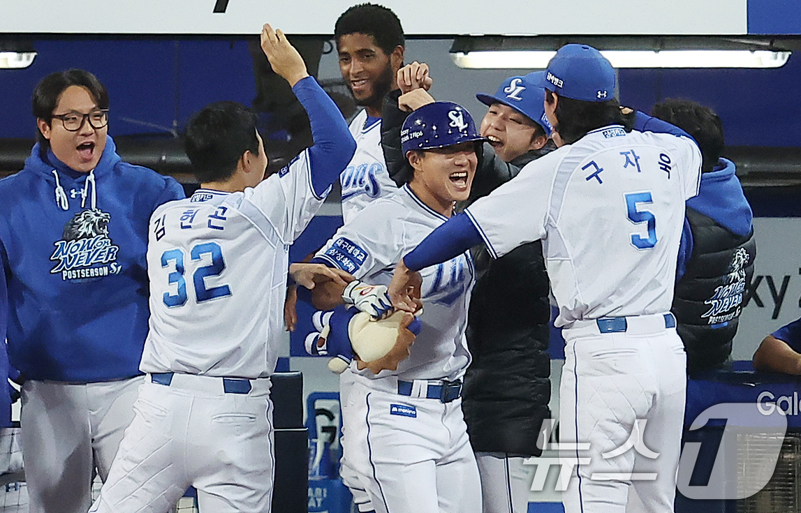 (대구=뉴스1) 김진환 기자 = 25일 오후 대구 삼성라이온즈파크에서 열린 프로야구 '2024 신한 SOL 뱅크 KBO 포스트시즌' 한국시리즈 3차전 KIA 타이거즈와 삼성 라이온 …