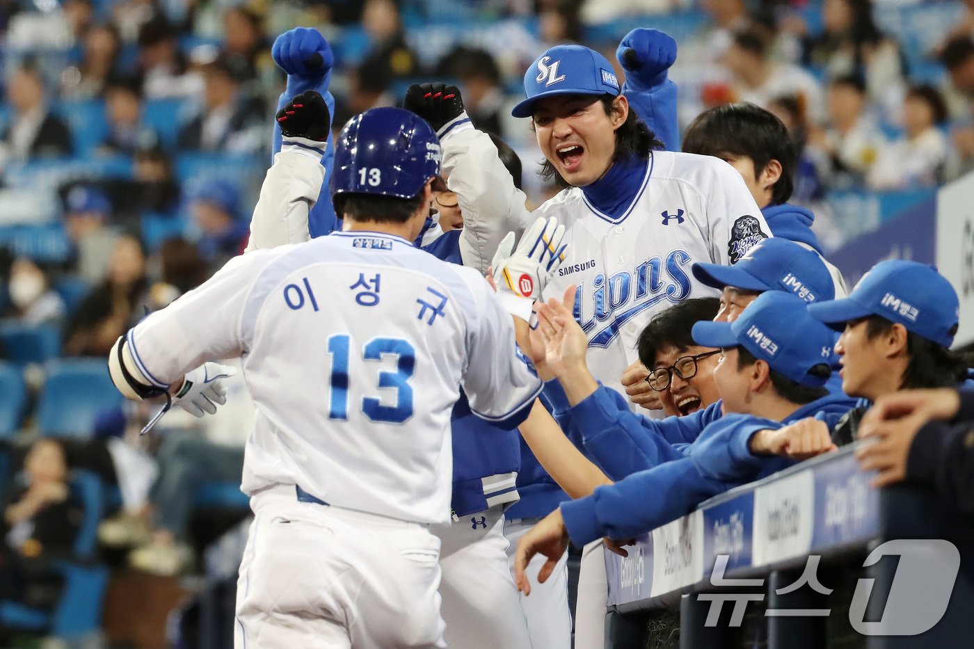 25일 오후 대구 삼성라이온즈파크에서 열린 프로야구 &#39;2024 신한 SOL 뱅크 KBO 포스트시즌&#39; 한국시리즈 3차전 KIA 타이거즈와 삼성 라이온즈의 경기, 3회말 1사 주자 없는 상황 삼성 8번타자 이성규가 좌중간 담장 넘어가는 1점 홈런을 친 뒤 홈에서 구자욱과 동료들의 축하를 받고 있다. 2024.10.25/뉴스1 ⓒ News1 공정식 기자