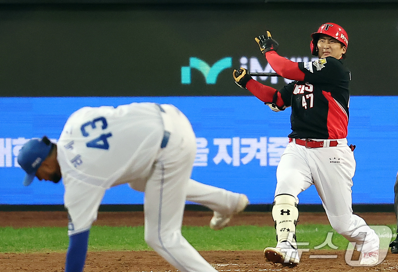 (대구=뉴스1) 김진환 기자 = 25일 오후 대구 삼성라이온즈파크에서 열린 프로야구 '2024 신한 SOL 뱅크 KBO 포스트시즌' 한국시리즈 3차전 KIA 타이거즈와 삼성 라이온 …