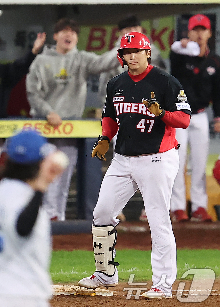 (대구=뉴스1) 김진환 기자 = 25일 오후 대구 삼성라이온즈파크에서 열린 프로야구 '2024 신한 SOL 뱅크 KBO 포스트시즌' 한국시리즈 3차전 KIA 타이거즈와 삼성 라이온 …