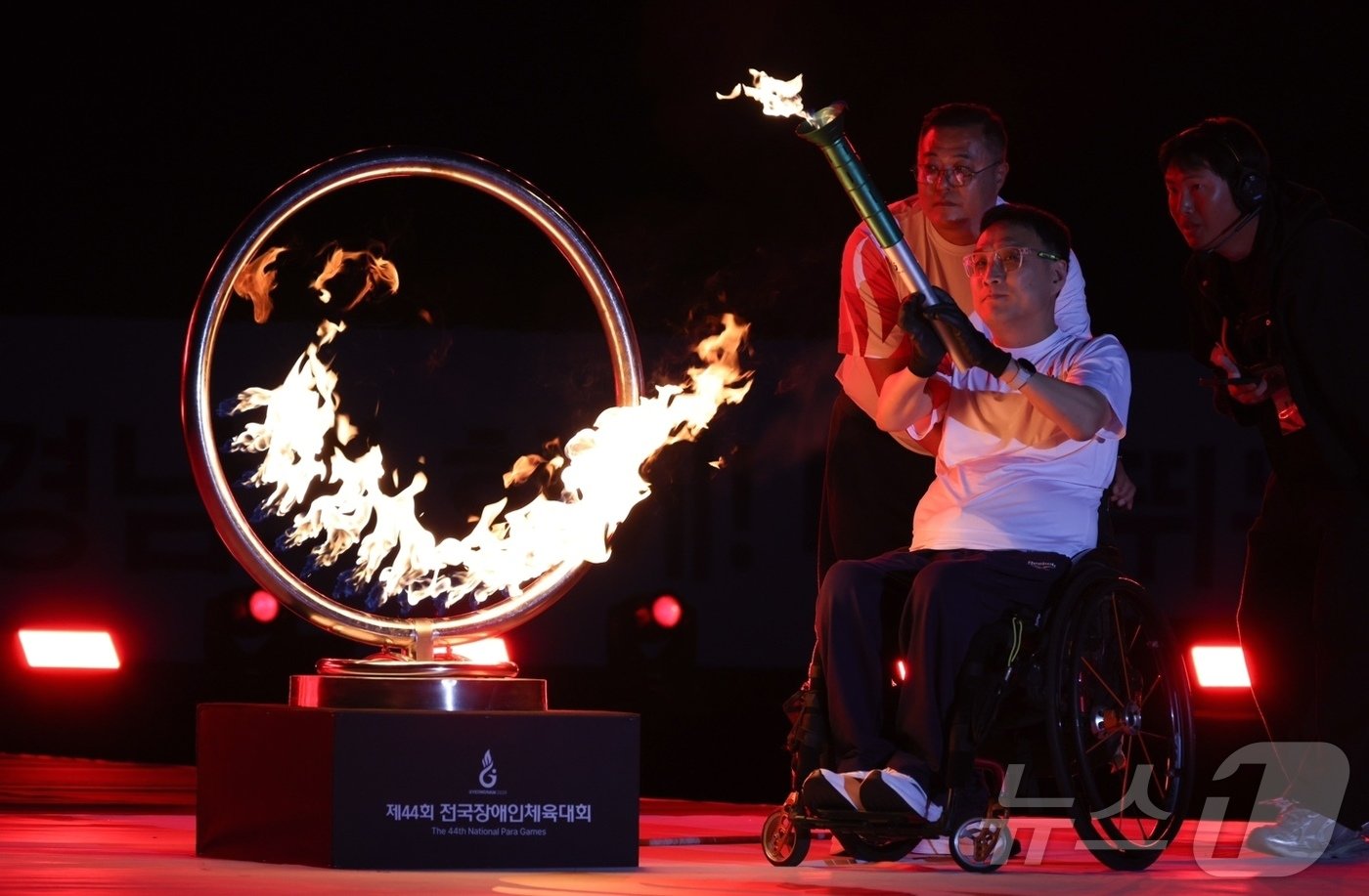 본문 이미지 - 25일 김해종합운동장에서 열린 제44회 전국장애인체전 개회식에서 마지막 성화봉송 주자인 2020 도쿄 패럴림픽 탁구 금메달리스트 주영대 선수가 불의 고리에 성화를 점화하고 있다.&#40;경남도 제공&#41;