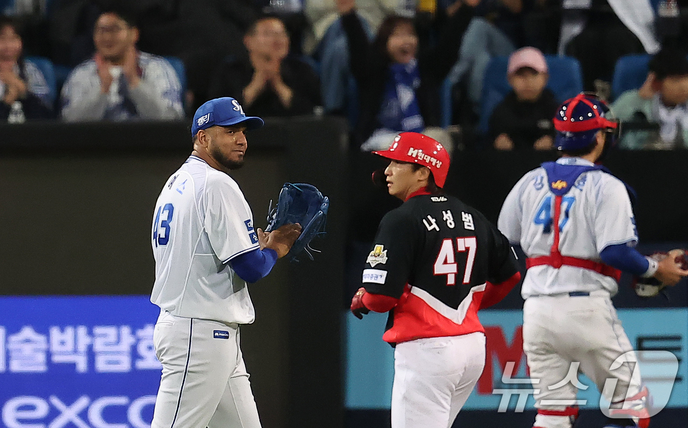 (대구=뉴스1) 김진환 기자 = 25일 오후 대구 삼성라이온즈파크에서 열린 프로야구 '2024 신한 SOL 뱅크 KBO 포스트시즌' 한국시리즈 3차전 KIA 타이거즈와 삼성 라이온 …