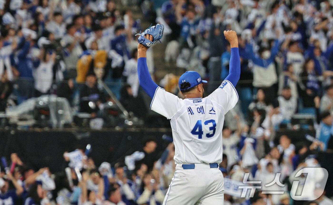 본문 이미지 - 25일 오후 대구 삼성라이온즈파크에서 열린 프로야구 '2024 신한 SOL 뱅크 KBO 포스트시즌' 한국시리즈 3차전 KIA 타이거즈와 삼성 라이온즈의 경기 5회초 KIA 공격 2사 1, 2루 상황을 실점 없이막은 삼성 선발 레예스가 두 손을 번쩍 들어보이고 있다. 2024.10.25/뉴스1 ⓒ News1 장수영 기자