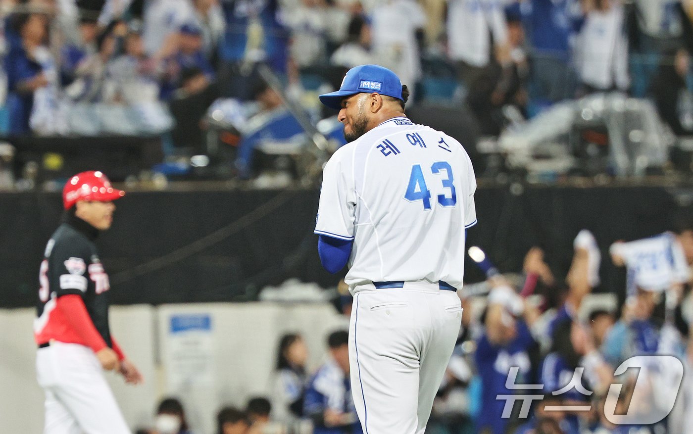 25일 오후 대구 삼성라이온즈파크에서 열린 프로야구 &#39;2024 신한 SOL 뱅크 KBO 포스트시즌&#39; 한국시리즈 3차전 KIA 타이거즈와 삼성 라이온즈의 경기 5회초 KIA 공격 2사 1, 2루 상황을 실점 없이막은 삼성 선발 레예스가 웃음을 보이고 있다. 2024.10.25/뉴스1 ⓒ News1 장수영 기자