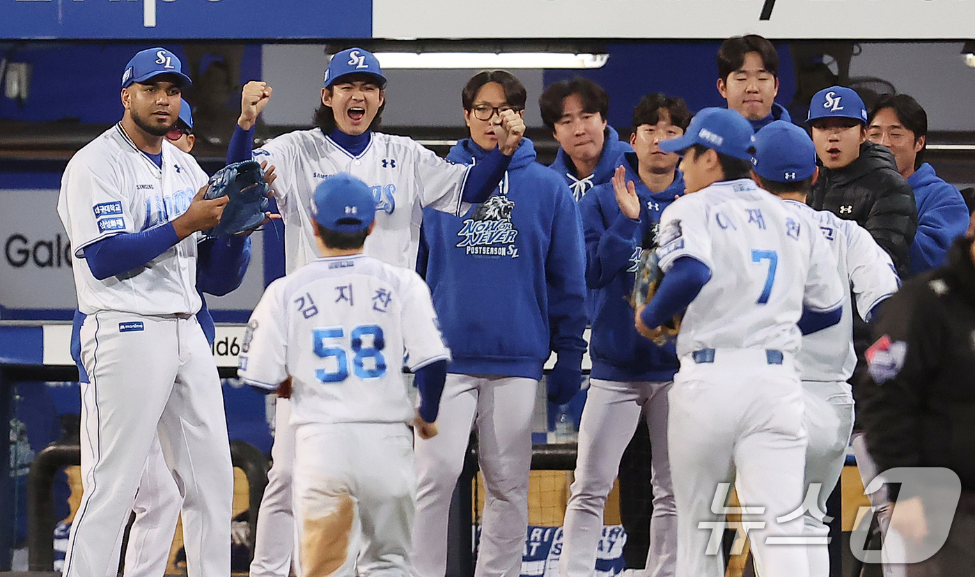 (대구=뉴스1) 김진환 기자 = 25일 오후 대구 삼성라이온즈파크에서 열린 프로야구 '2024 신한 SOL 뱅크 KBO 포스트시즌' 한국시리즈 3차전 KIA 타이거즈와 삼성 라이온 …