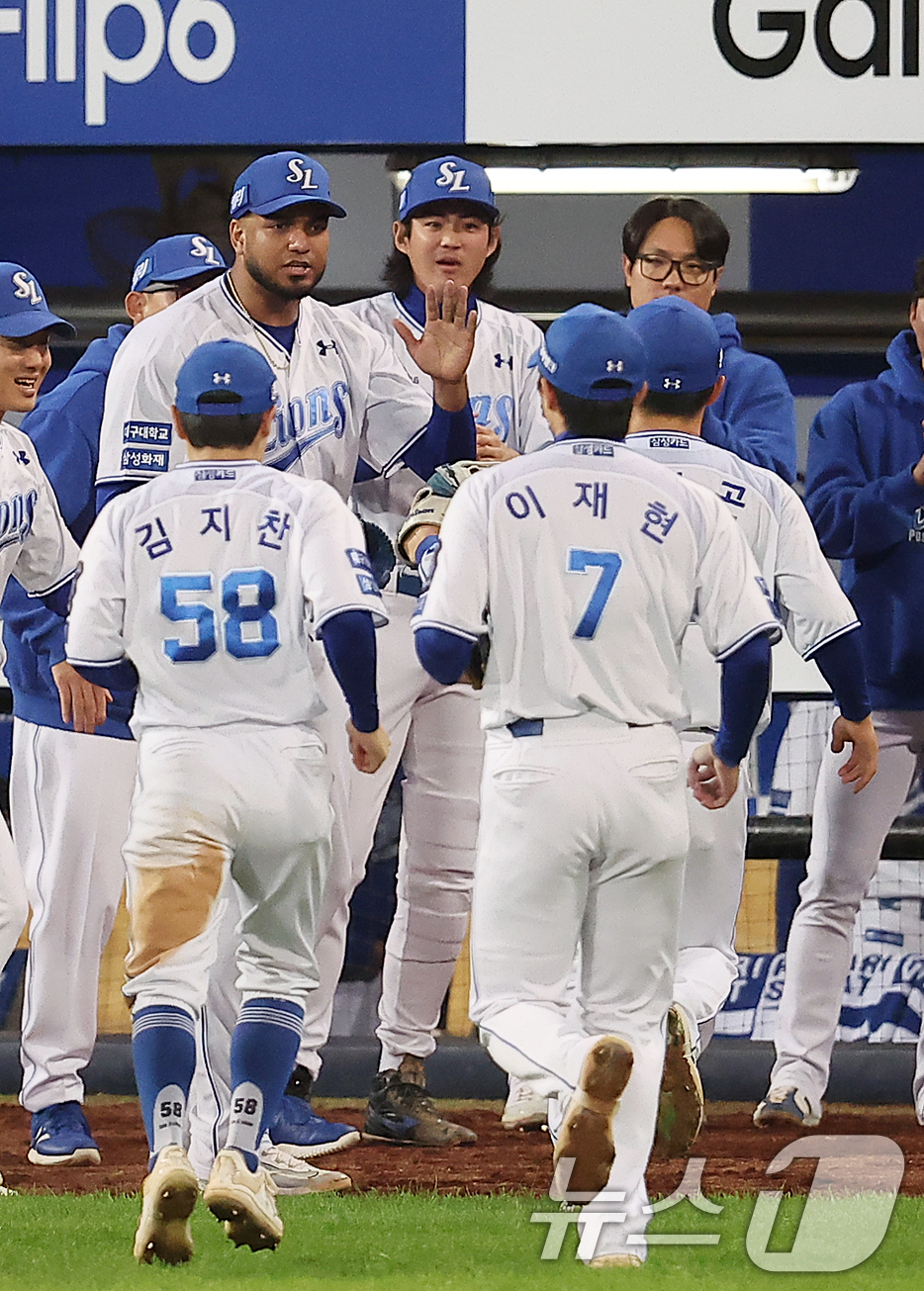 (대구=뉴스1) 김진환 기자 = 25일 오후 대구 삼성라이온즈파크에서 열린 프로야구 '2024 신한 SOL 뱅크 KBO 포스트시즌' 한국시리즈 3차전 KIA 타이거즈와 삼성 라이온 …