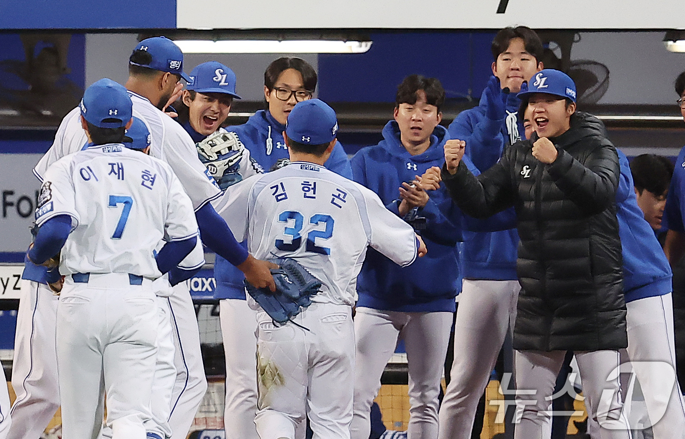 (대구=뉴스1) 김진환 기자 = 25일 오후 대구 삼성라이온즈파크에서 열린 프로야구 '2024 신한 SOL 뱅크 KBO 포스트시즌' 한국시리즈 3차전 KIA 타이거즈와 삼성 라이온 …