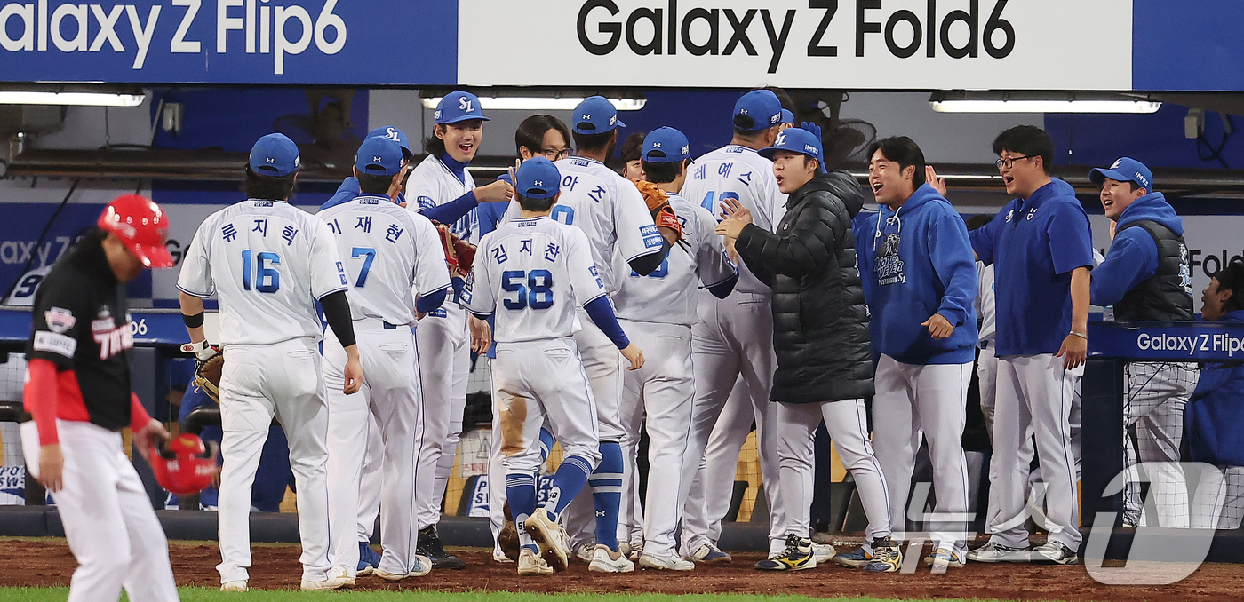 (대구=뉴스1) 김진환 기자 = 25일 오후 대구 삼성라이온즈파크에서 열린 프로야구 '2024 신한 SOL 뱅크 KBO 포스트시즌' 한국시리즈 3차전 KIA 타이거즈와 삼성 라이온 …