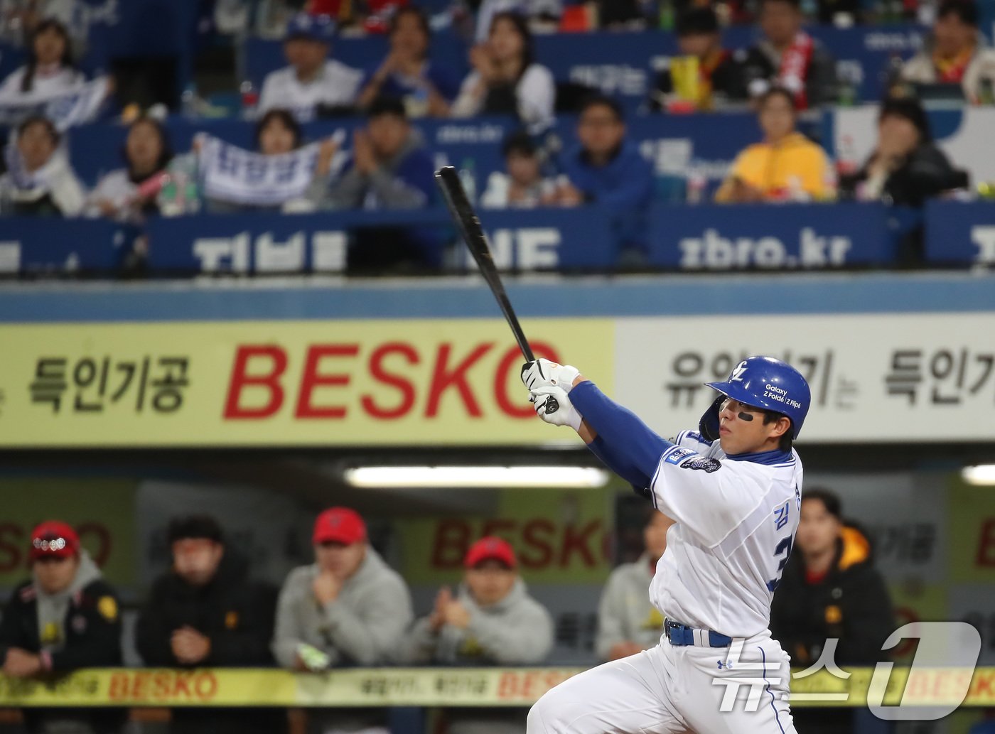 25일 오후 대구 삼성라이온즈파크에서 열린 프로야구 &#39;2024 신한 SOL 뱅크 KBO 포스트시즌&#39; 한국시리즈 3차전 KIA 타이거즈와 삼성 라이온즈의 경기, 5회말 1사 주자 없는 상황 삼성 7번타자 김영웅이 우중월 1점 홈런을 치고 있다. 2024.10.25/뉴스1 ⓒ News1 공정식 기자