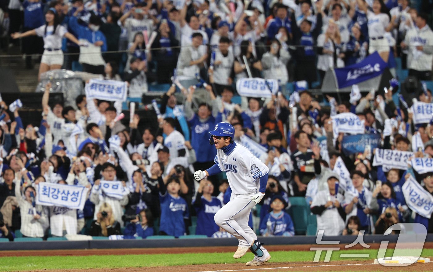 본문 이미지 - 25일 오후 대구 삼성라이온즈파크에서 열린 프로야구 &#39;2024 신한 SOL 뱅크 KBO 포스트시즌&#39; 한국시리즈 3차전 KIA 타이거즈와 삼성 라이온즈의 경기 5회말 삼성 공격 1사 상황에서 김영웅이 솔로 홈런을 친 뒤 베이스를 돌고 있다. 2024.10.25/뉴스1 ⓒ News1 장수영 기자