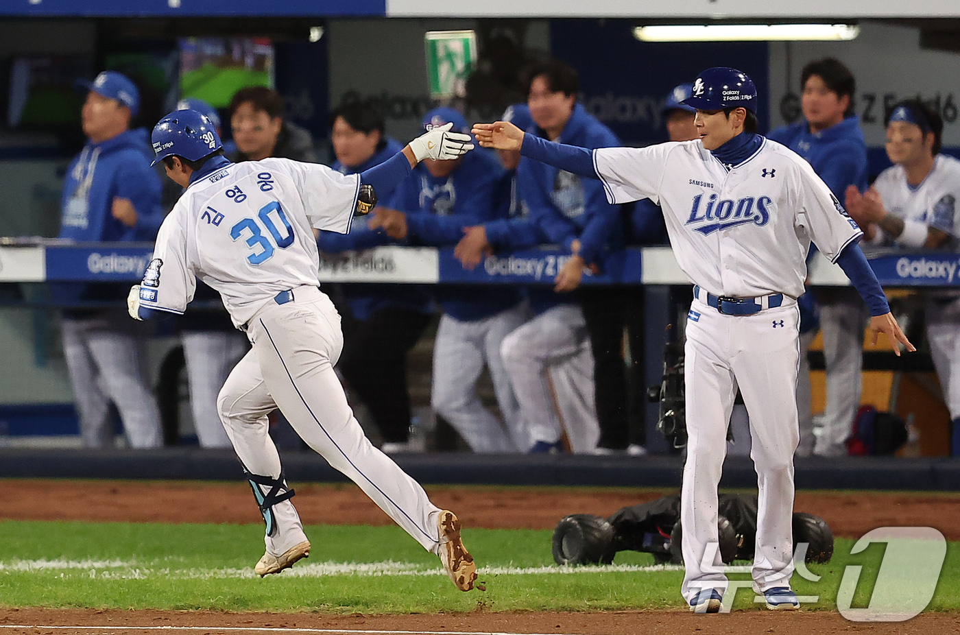 (대구=뉴스1) 김진환 기자 = 25일 오후 대구 삼성라이온즈파크에서 열린 프로야구 '2024 신한 SOL 뱅크 KBO 포스트시즌' 한국시리즈 3차전 KIA 타이거즈와 삼성 라이온 …