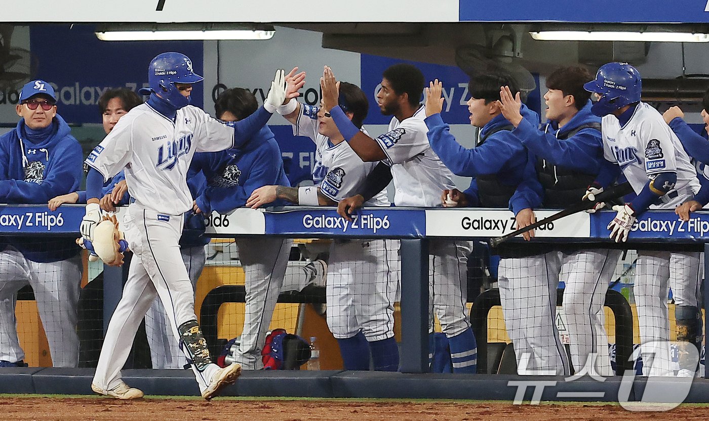 본문 이미지 - 25일 오후 대구 삼성라이온즈파크에서 열린 프로야구 '2024 신한 SOL 뱅크 KBO 포스트시즌' 한국시리즈 3차전 KIA 타이거즈와 삼성 라이온즈의 경기, 삼성 김영웅이 5회말 1사 솔로홈런을 친 뒤 더그아웃 동료들과 하이파이브를 하고 있다. 2024.10.25/뉴스1 ⓒ News1 김진환 기자