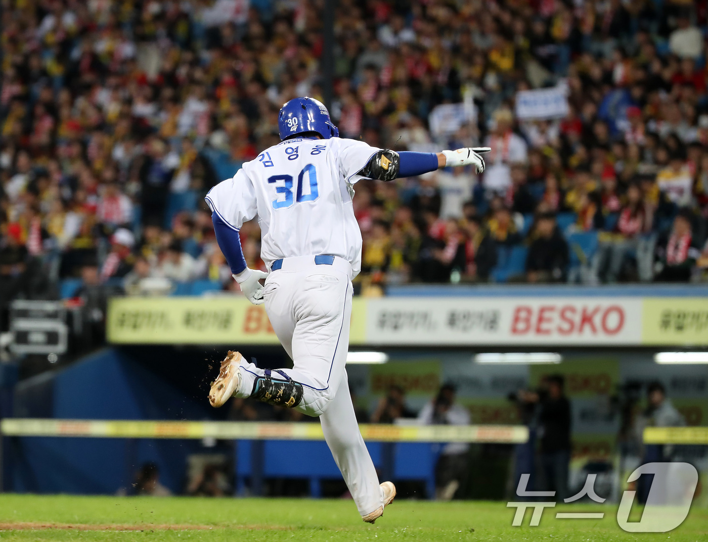 (대구=뉴스1) 공정식 기자 = 25일 오후 대구 삼성라이온즈파크에서 열린 프로야구 '2024 신한 SOL 뱅크 KBO 포스트시즌' 한국시리즈 3차전 KIA 타이거즈와 삼성 라이온 …