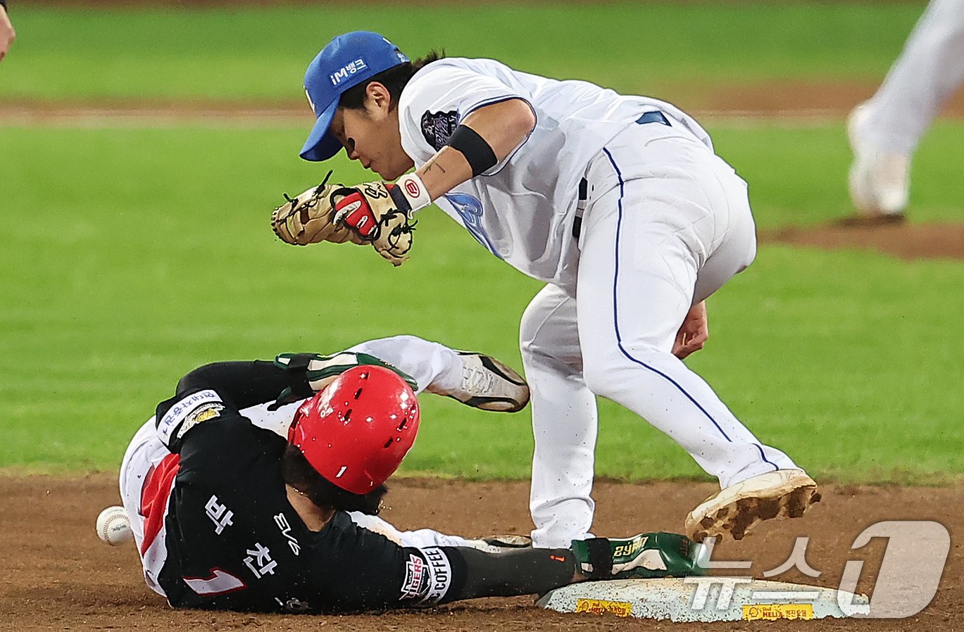 25일 오후 대구 삼성라이온즈파크에서 열린 프로야구 &#39;2024 신한 SOL 뱅크 KBO 포스트시즌&#39; 한국시리즈 3차전 KIA 타이거즈와 삼성 라이온즈의 경기, KIA 박찬호가 6회초 1사 1루 상황에서 2루 도루를 시도해 성공하고 있다. 2024.10.25/뉴스1 ⓒ News1 김진환 기자