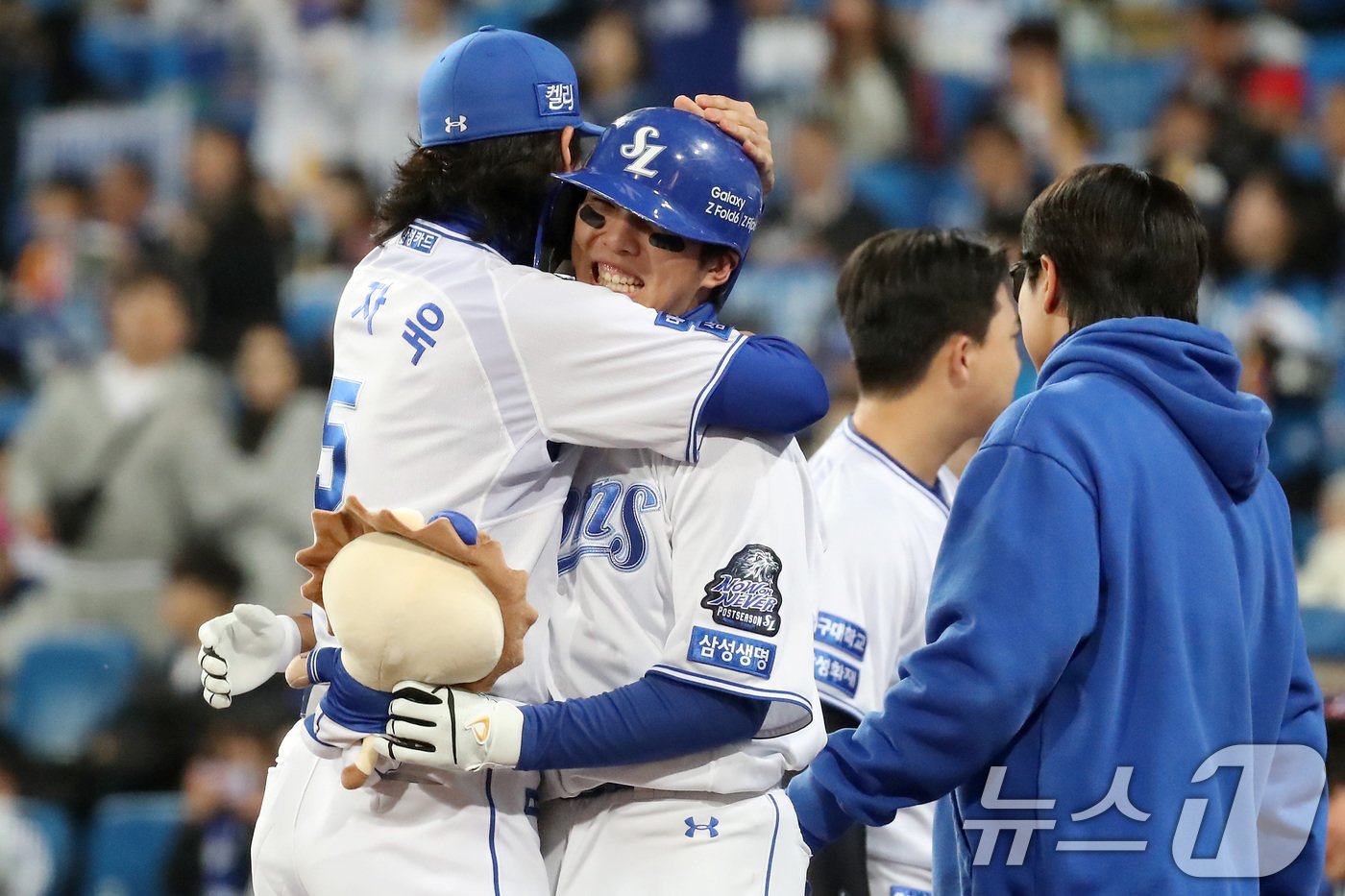 25일 오후 대구 삼성라이온즈파크에서 열린 프로야구 &#39;2024 신한 SOL 뱅크 KBO 포스트시즌&#39; 한국시리즈 3차전 KIA 타이거즈와 삼성 라이온즈의 경기, 5회말 1사 주자 없는 상황 삼성 7번타자 김영웅이 우중월 1점 홈런을 친 뒤 구자욱과 포옹하고 있다. 2024.10.25/뉴스1 ⓒ News1 공정식 기자