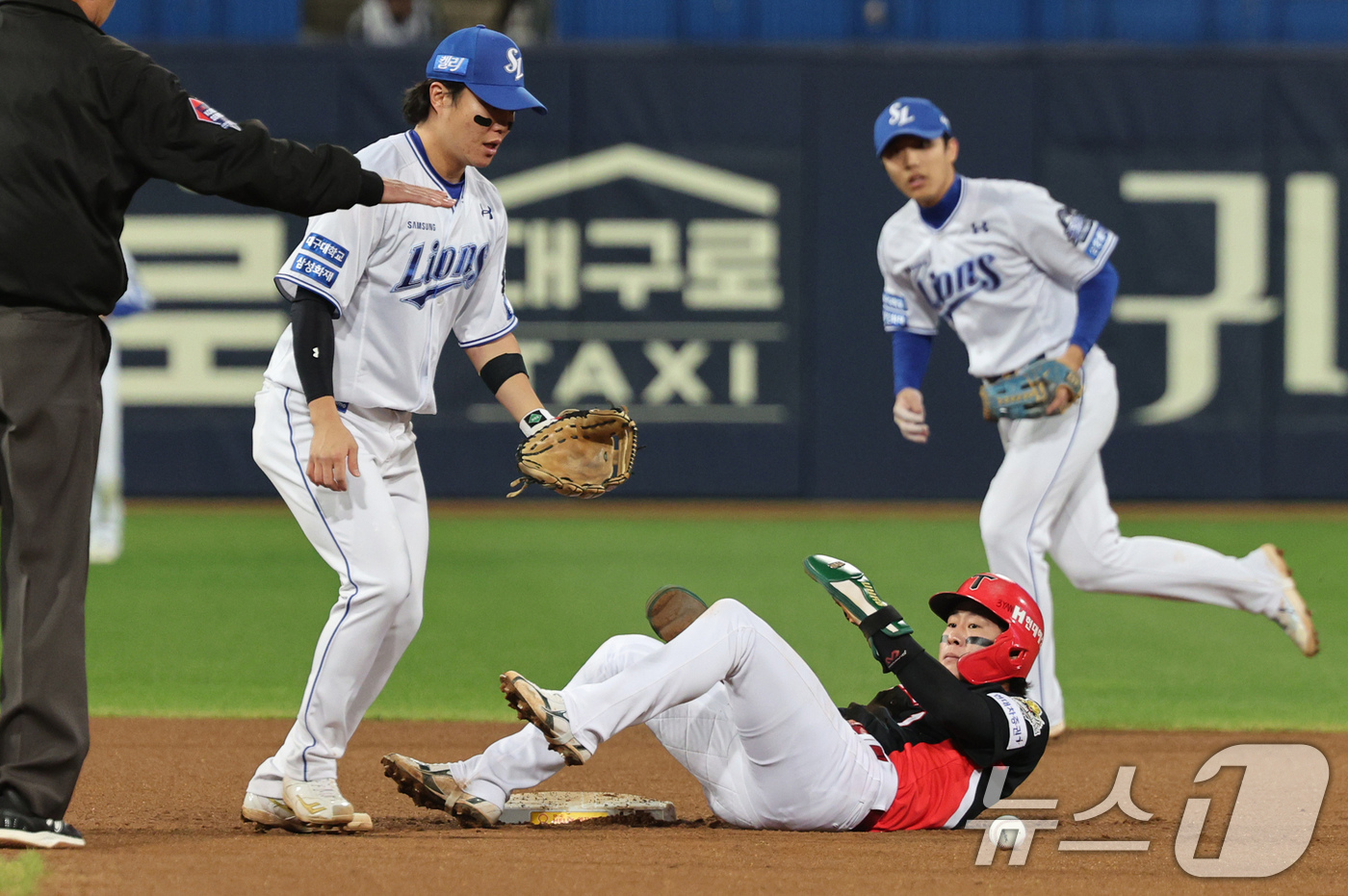 (대구=뉴스1) 장수영 기자 = 25일 오후 대구 삼성라이온즈파크에서 열린 프로야구 '2024 신한 SOL 뱅크 KBO 포스트시즌' 한국시리즈 3차전 KIA 타이거즈와 삼성 라이온 …