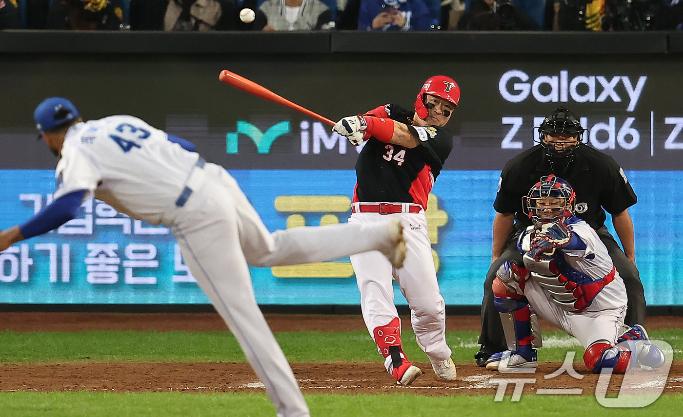 (대구=뉴스1) 김진환 기자 = 25일 오후 대구 삼성라이온즈파크에서 열린 프로야구 '2024 신한 SOL 뱅크 KBO 포스트시즌' 한국시리즈 3차전 KIA 타이거즈와 삼성 라이온 …