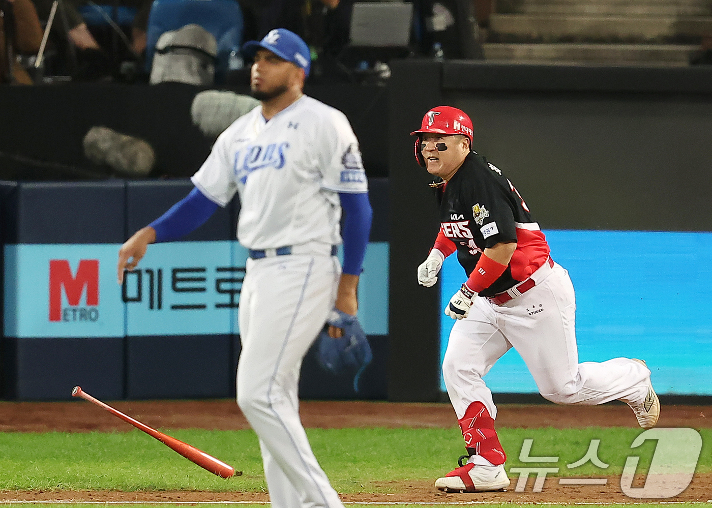 (대구=뉴스1) 김진환 기자 = 25일 오후 대구 삼성라이온즈파크에서 열린 프로야구 '2024 신한 SOL 뱅크 KBO 포스트시즌' 한국시리즈 3차전 KIA 타이거즈와 삼성 라이온 …