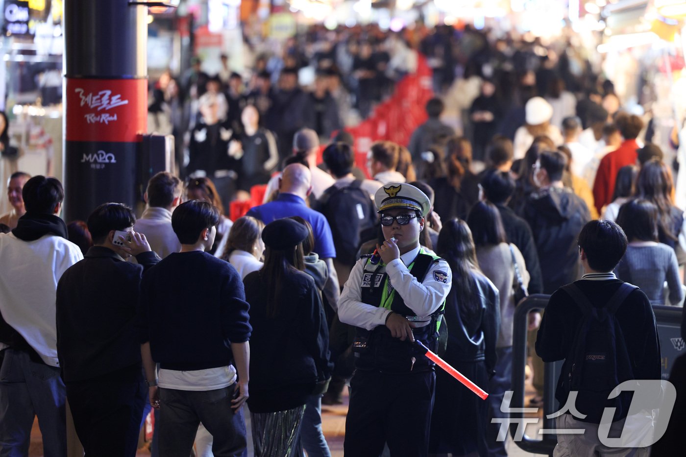 본문 이미지 - 핼러윈 데이를 앞둔 25일 오후 서울 마포구 홍대 거리에서 경찰이 인파 사고를 대비한 근무를 서고 있다. 2024.10.25/뉴스1 ⓒ News1 신웅수 기자
