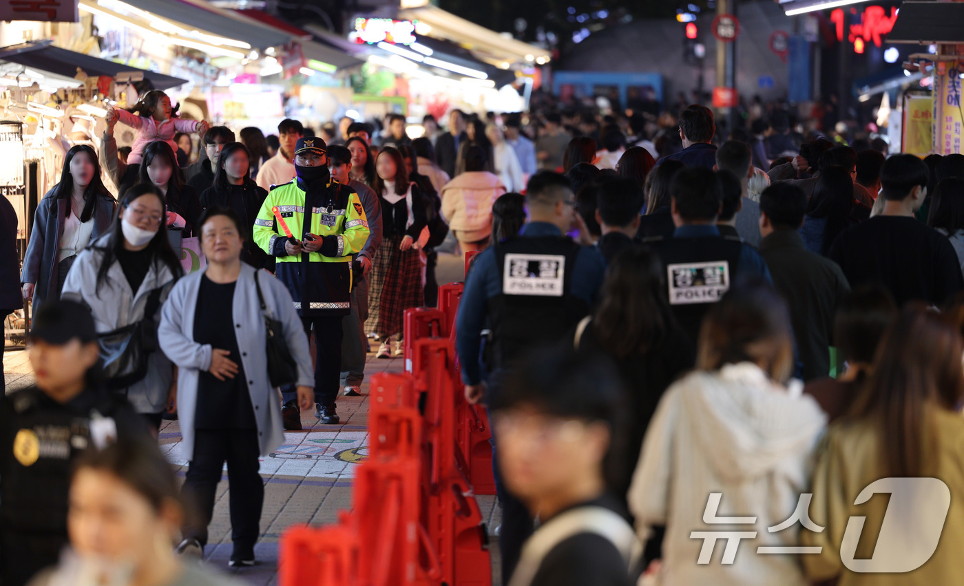 (서울=뉴스1) 신웅수 기자 = 핼러윈 데이를 앞둔 25일 오후 서울 마포구 홍대 거리에서 경찰이 인파 사고를 대비한 근무를 서고 있다.정부는 이날부터 다음 달 1일까지 8일간을 …