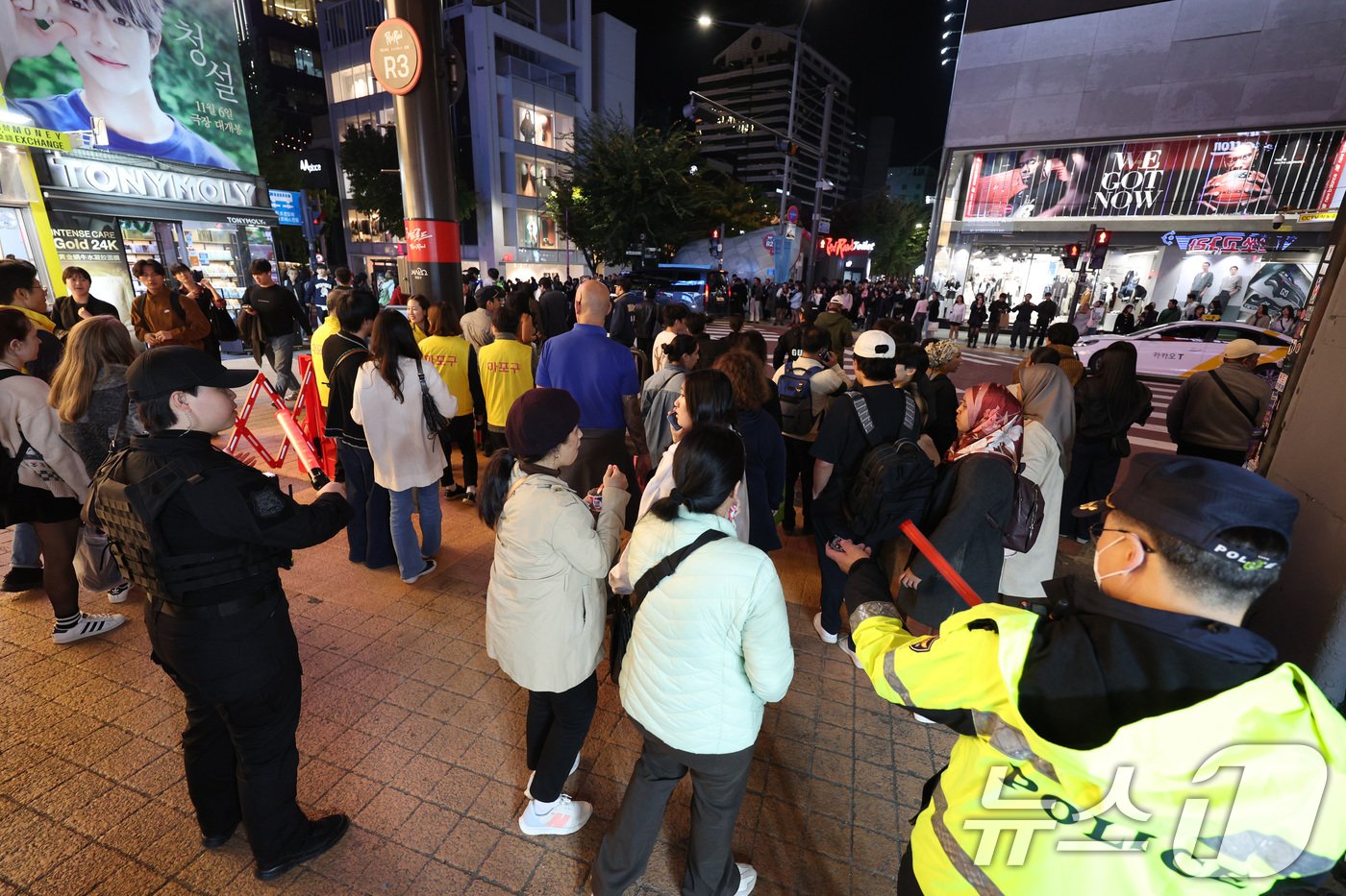 본문 이미지 - 핼러윈 데이를 앞둔 25일 오후 서울 마포구 홍대 거리에서 경찰들이 인파 관리를 하고 있다. 2024.10.25/뉴스1 ⓒ News1 신웅수 기자