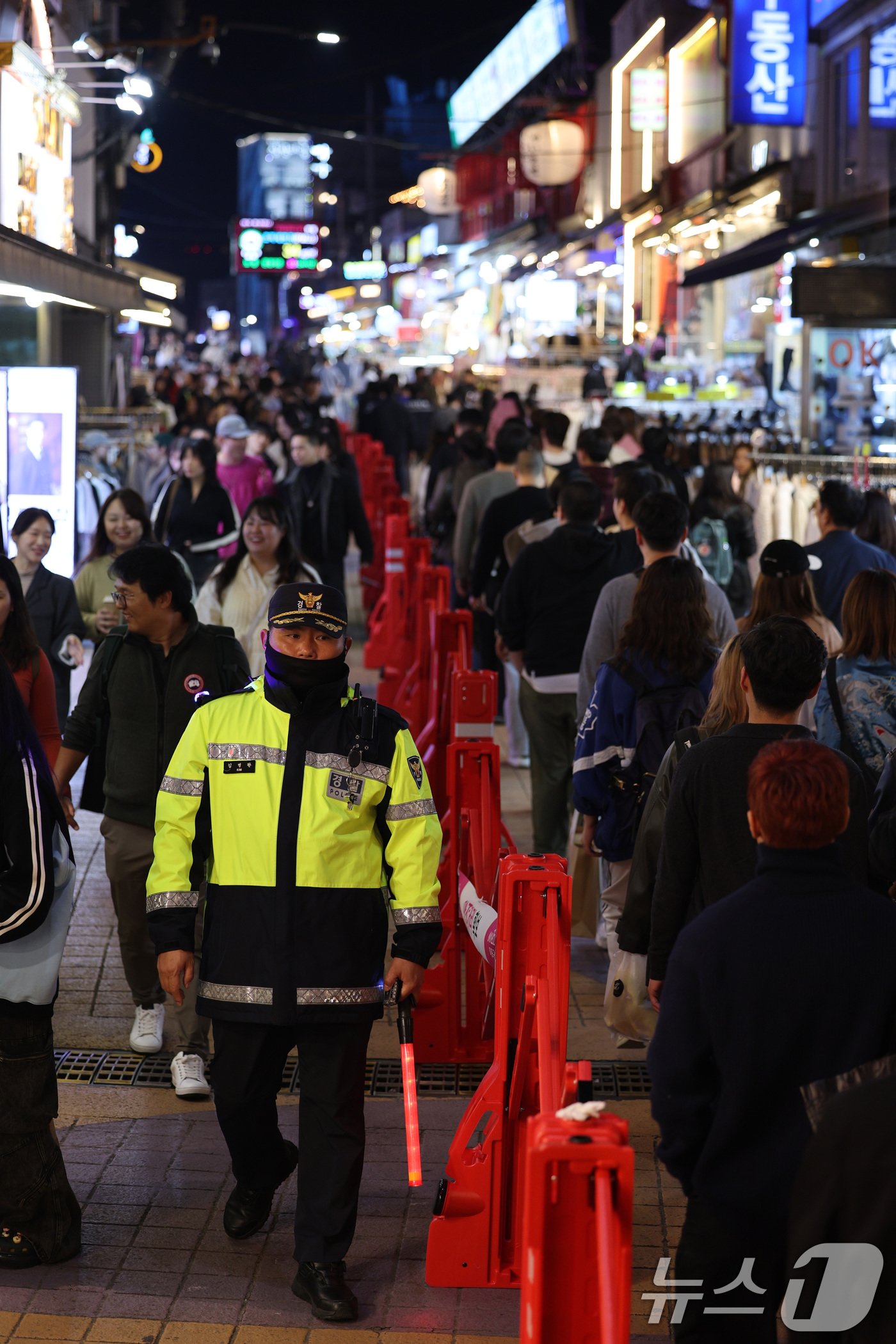 본문 이미지 - 핼러윈 데이를 앞둔 25일 오후 서울 마포구 홍대 거리에서 경찰이 인파 사고를 대비한 근무를 서고 있다. 2024.10.25/뉴스1 ⓒ News1 신웅수 기자