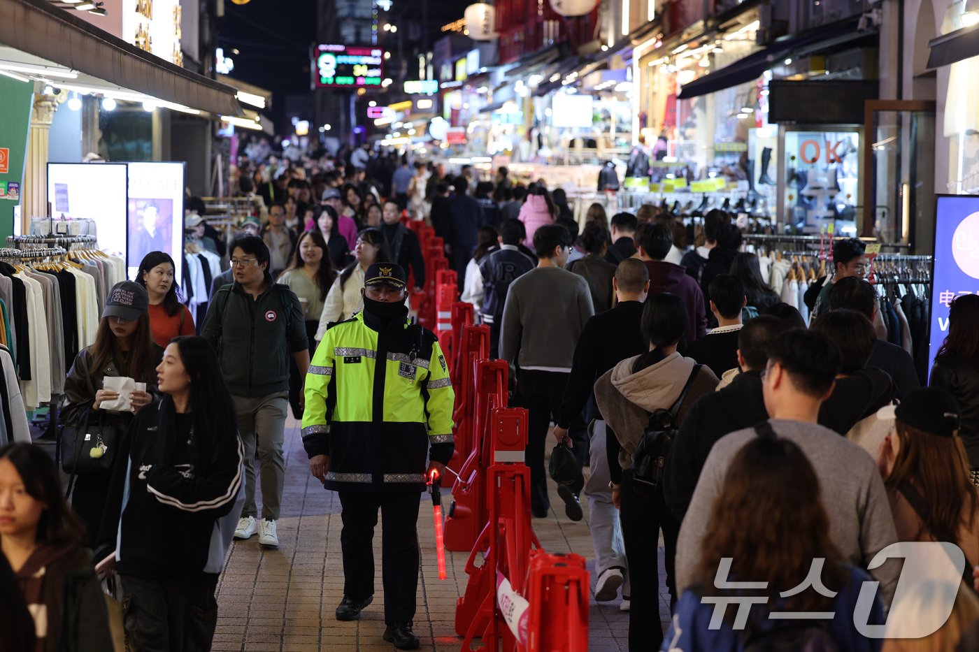 본문 이미지 - 핼러윈 데이를 앞둔 25일 오후 서울 마포구 홍대 거리에서 경찰이 인파 사고를 대비한 근무를 서고 있다. 024.10.25/뉴스1 ⓒ News1 신웅수 기자