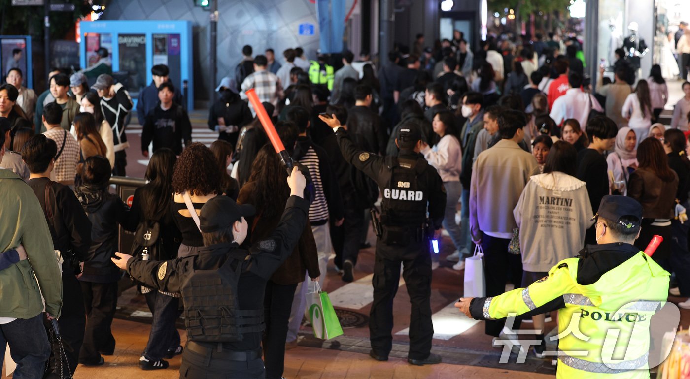 본문 이미지 - 핼러윈 데이를 앞둔 25일 오후 서울 마포구 홍대 거리에서 경찰들이 인파 관리를 하고 있다. . 2024.10.25/뉴스1 ⓒ News1 신웅수 기자