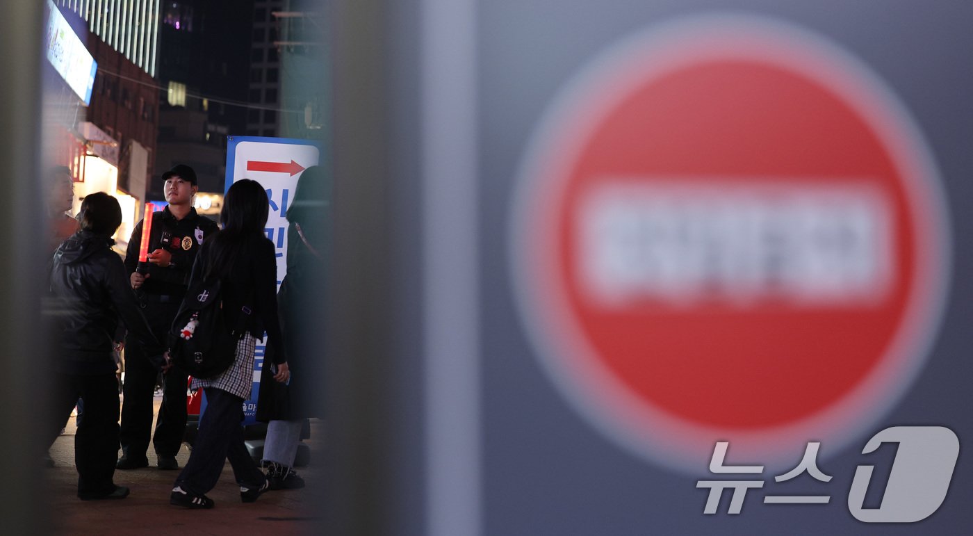 본문 이미지 - 핼러윈 데이를 앞둔 25일 오후 서울 마포구 홍대 거리에서 경찰들이 인파 관리를 하고 있다. 2024.10.25/뉴스1 ⓒ News1 신웅수 기자