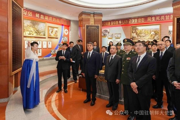 북중 이상 기류설…주북 중국대사, 한국전쟁 참전 기념일 헌화 (종합)