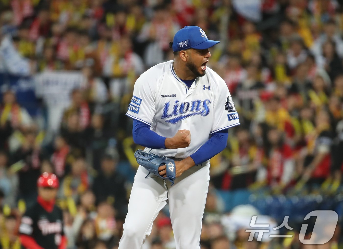 본문 이미지 - 25일 오후 대구 삼성라이온즈파크에서 열린 프로야구 '2024 신한 SOL 뱅크 KBO 포스트시즌' 한국시리즈 3차전 KIA 타이거즈와 삼성 라이온즈의 경기, 7회초 2사 주자 없는 상황 삼성 레예스가 KIA 7번타자 김태군을 삼진 아웃 시킨 뒤 포효하고 있다. 2024.10.25/뉴스1 ⓒ News1 공정식 기자