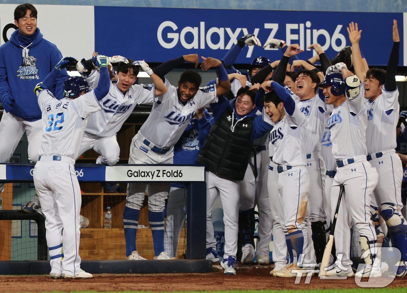 25일 오후 대구 삼성라이온즈파크에서 열린 프로야구 &#39;2024 신한 SOL 뱅크 KBO 포스트시즌&#39; 한국시리즈 3차전 KIA 타이거즈와 삼성 라이온즈의 경기 7회말 삼성 공격 선투타자 김헌곤이 솔로 홈런을 친 뒤 동료들과 하트 세리머니를 하고 있다. 2024.10.25/뉴스1 ⓒ News1 장수영 기자