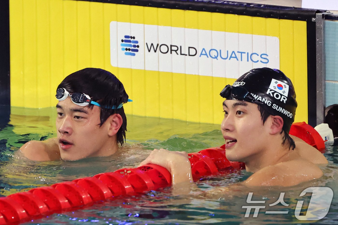 본문 이미지 - 대한민국 황선우(오른쪽)와 중국 판잔러가 25일 인천 미추홀구 문학박태환수영장에서 열린 '2024 월드아쿠아틱스 경영 월드컵 인천' 남자 자유형 100m 결선에서 경기를 마치고 인사를 나누고 있다. 2024.10.25/뉴스1 ⓒ News1 황기선 기자