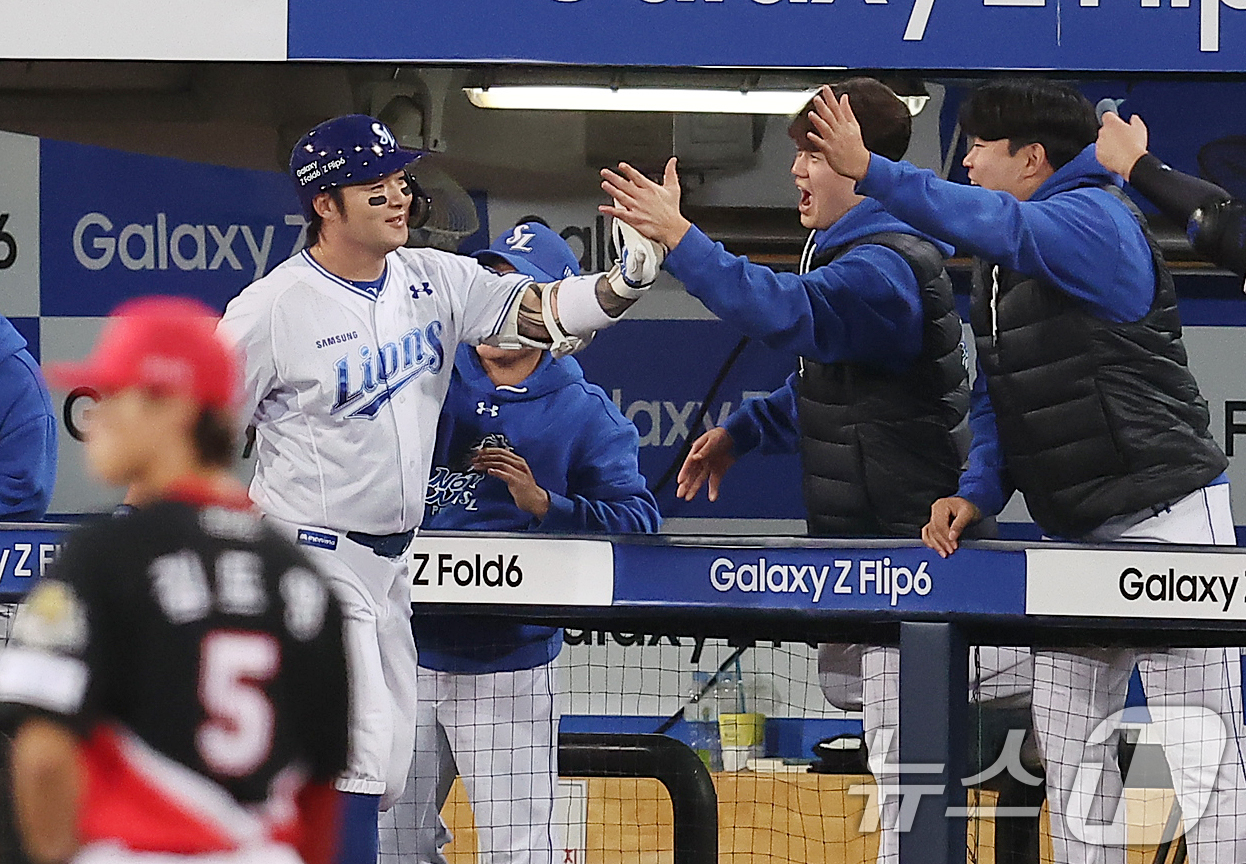 (대구=뉴스1) 김진환 기자 = 25일 오후 대구 삼성라이온즈파크에서 열린 프로야구 '2024 신한 SOL 뱅크 KBO 포스트시즌' 한국시리즈 3차전 KIA 타이거즈와 삼성 라이온 …