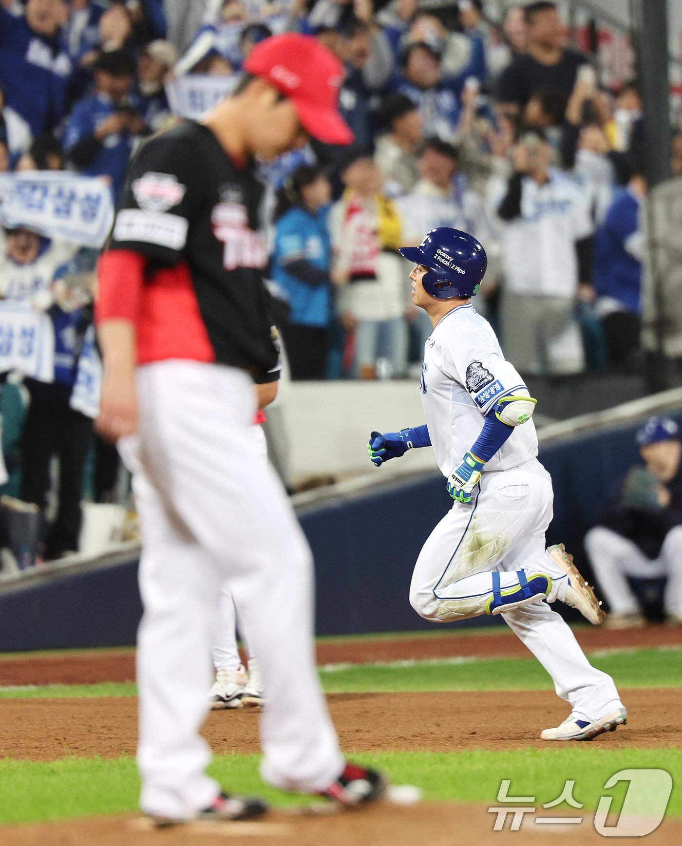 25일 오후 대구 삼성라이온즈파크에서 열린 프로야구 &#39;2024 신한 SOL 뱅크 KBO 포스트시즌&#39; 한국시리즈 3차전 KIA 타이거즈와 삼성 라이온즈의 경기 7회말 삼성 공격 선투타자 김헌곤이 솔로 홈런을 친 뒤 베이스를 돌고 있다. 2024.10.25/뉴스1 ⓒ News1 장수영 기자