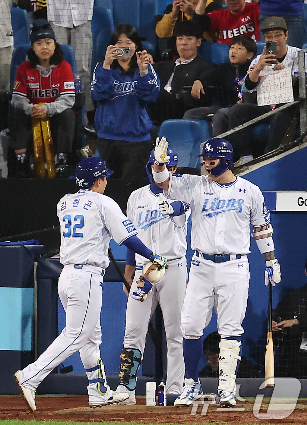 (대구=뉴스1) 김진환 기자 = 25일 오후 대구 삼성라이온즈파크에서 열린 프로야구 '2024 신한 SOL 뱅크 KBO 포스트시즌' 한국시리즈 3차전 KIA 타이거즈와 삼성 라이온 …