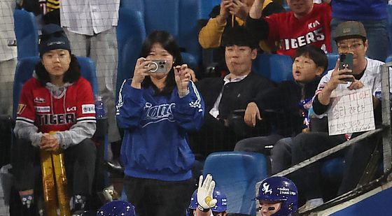 박병호, 나도 김헌곤 기운 좀 받아야겠어!