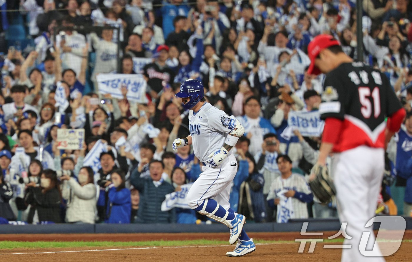 25일 오후 대구 삼성라이온즈파크에서 열린 프로야구 &#39;2024 신한 SOL 뱅크 KBO 포스트시즌&#39; 한국시리즈 3차전 KIA 타이거즈와 삼성 라이온즈의 경기 7회말 삼성 공격 박병호가 백투백 홈런을 친 뒤 베이스를 돌고 있다. 2024.10.25/뉴스1 ⓒ News1 장수영 기자