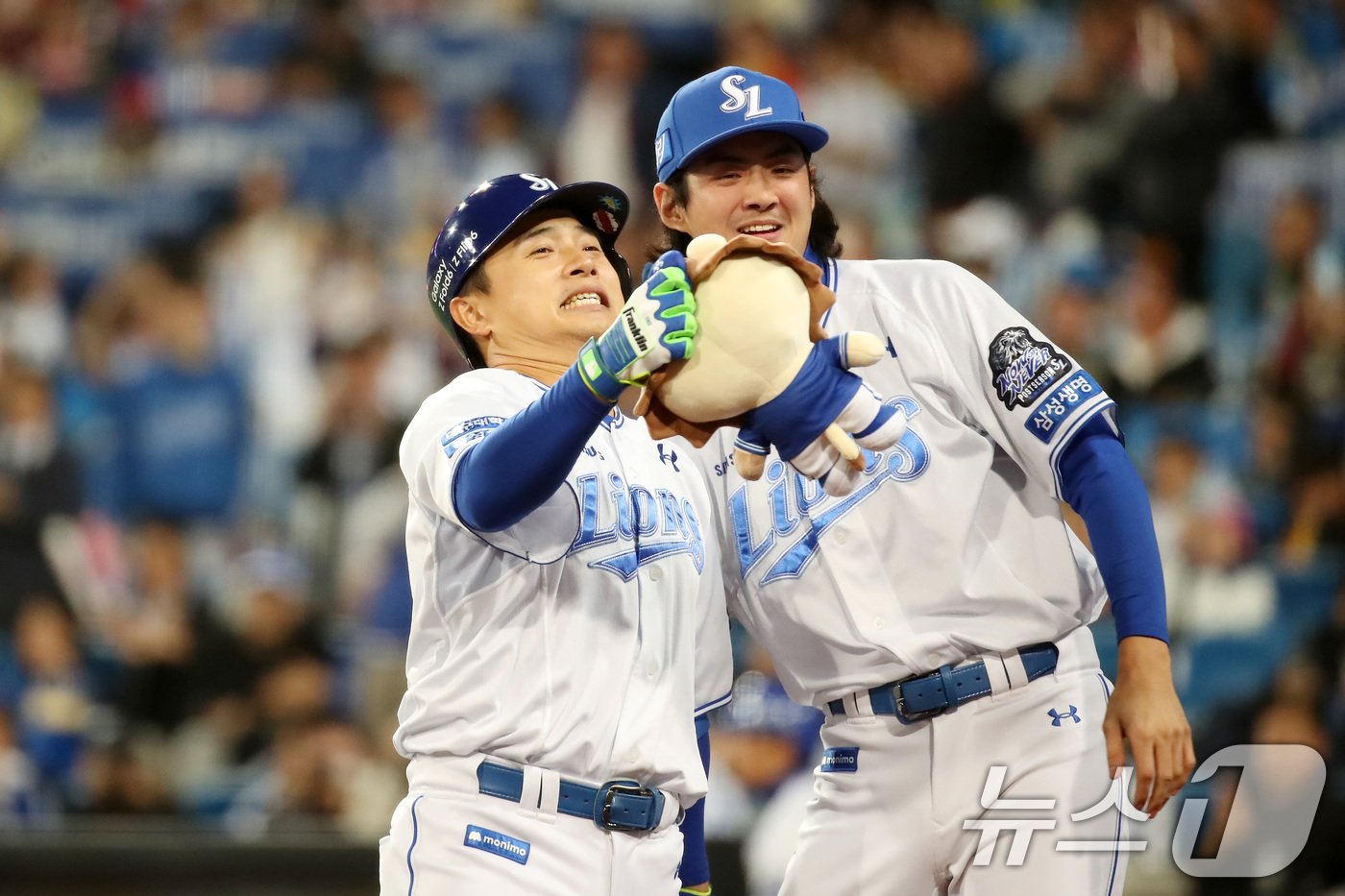 본문 이미지 - 25일 오후 대구 삼성라이온즈파크에서 열린 프로야구 '2024 신한 SOL 뱅크 KBO 포스트시즌' 한국시리즈 3차전 KIA 타이거즈와 삼성 라이온즈의 경기, 7회말 선두타자로 나온 삼성 김헌곤이 좌월 1점 홈런을 친 뒤 구자욱과 포옹하고 있다. 2024.10.25/뉴스1 ⓒ News1 공정식 기자