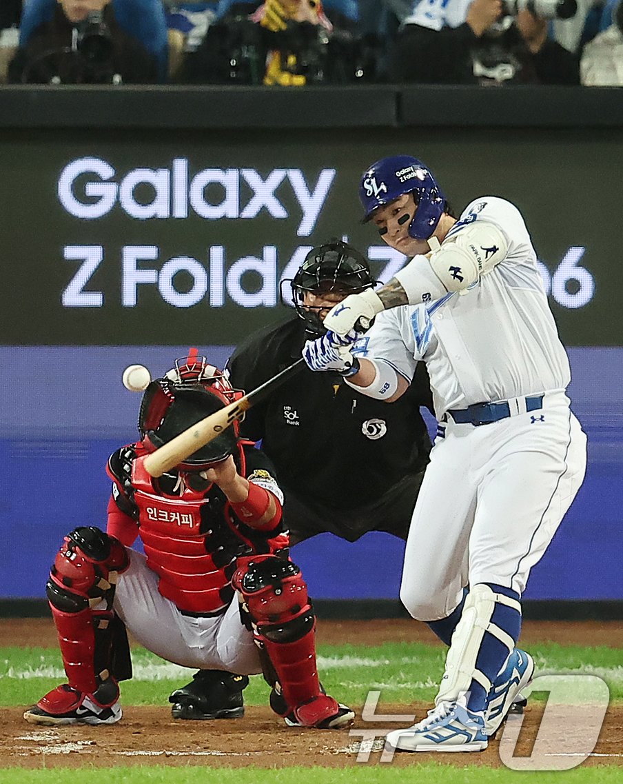 25일 오후 대구 삼성라이온즈파크에서 열린 프로야구 &#39;2024 신한 SOL 뱅크 KBO 포스트시즌&#39; 한국시리즈 3차전 KIA 타이거즈와 삼성 라이온즈의 경기, 삼성 박병호가 2회말 1사 1루에서 스윙을 하고 있다. 2024.10.25/뉴스1 ⓒ News1 김진환 기자