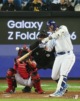 25일 오후 대구 삼성라이온즈파크에서 열린 프로야구 &#39;2024 신한 SOL 뱅크 KBO 포스트시즌&#39; 한국시리즈 3차전 KIA 타이거즈와 삼성 라이온즈의 경기, 삼성 박병호가 2회말 1사 1루에서 스윙을 하고 있다. 2024.10.25/뉴스1 ⓒ News1 김진환 기자